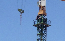 بالفيديو: شاب يهدد بإلقاء نفسه من علو مرتفع في منطقة سوق العتق